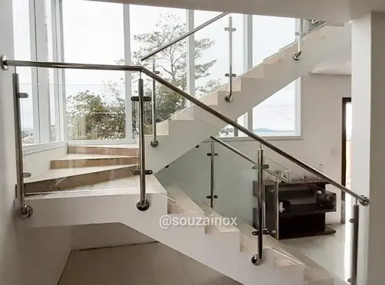 Corrimão de inox escovado com vidro em sacada