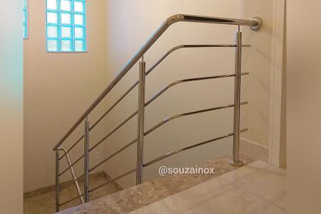 Corrimão de inox escovado em corredor comercial