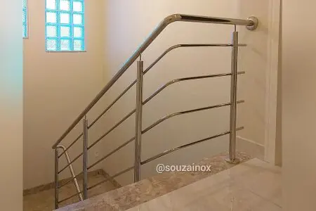 Corrimão de escada inox instalado em residência