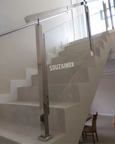 Corrimão de aço inox sob medida em escada interna