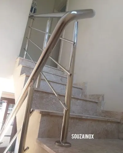 Detalhe de acabamento em corrimão inox escovado