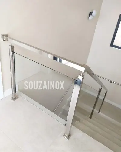 Corrimão de inox escovado em recepção de clínica