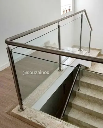 Detalhe de guarda corpo de inox com vidro temperado