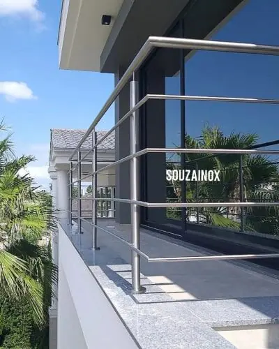 Guarda corpo de aço inox instalado em sacada em Palhoça