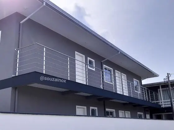 Guarda-corpo de aço inox instalado em obra na Grande Florianópolis