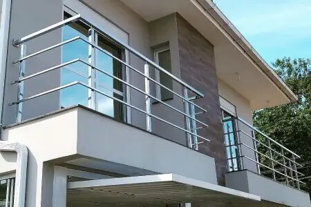 Guarda-corpo de aço inox em varanda residencial